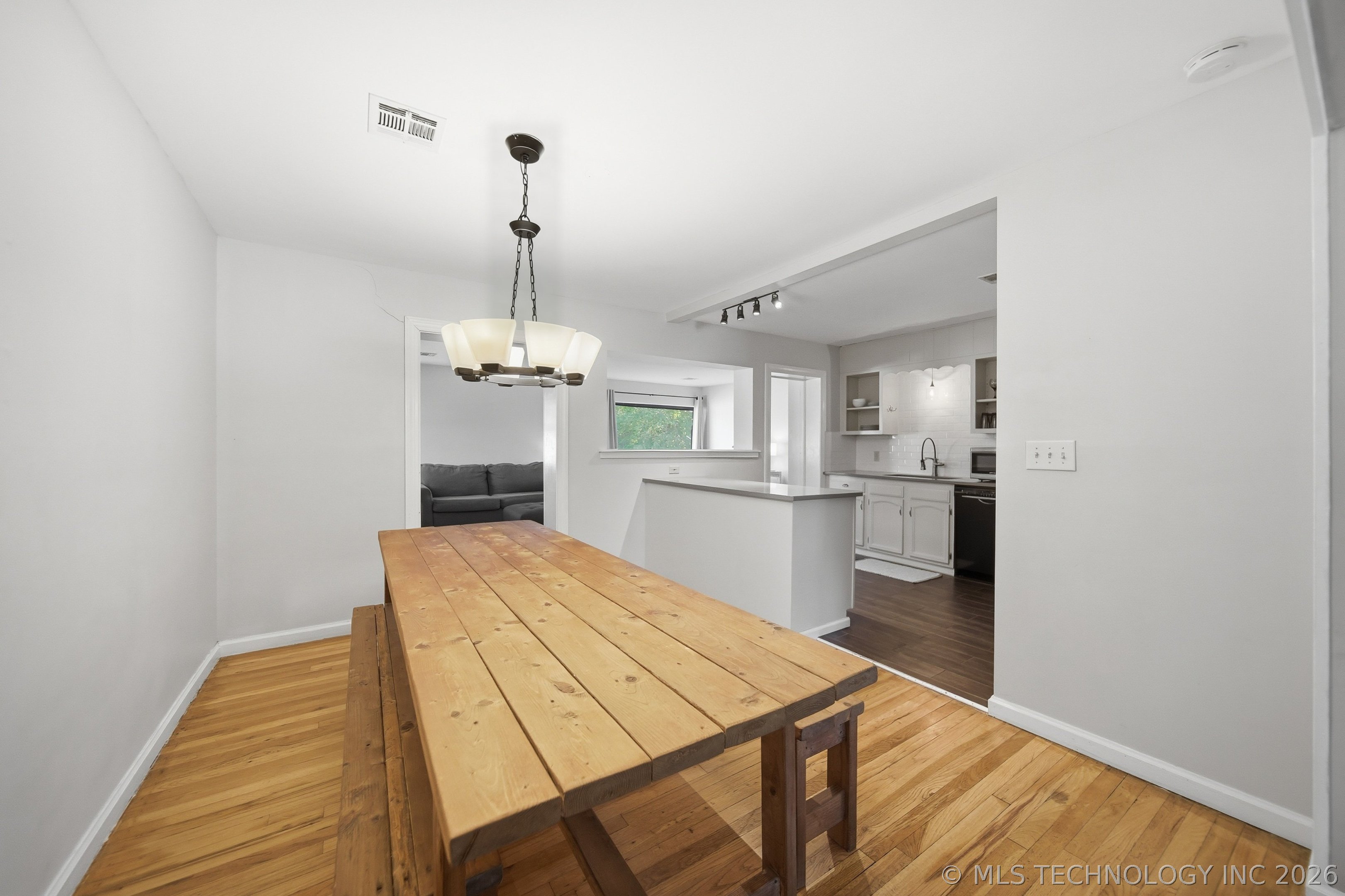 2617 E 2nd Street Property Photo 4
