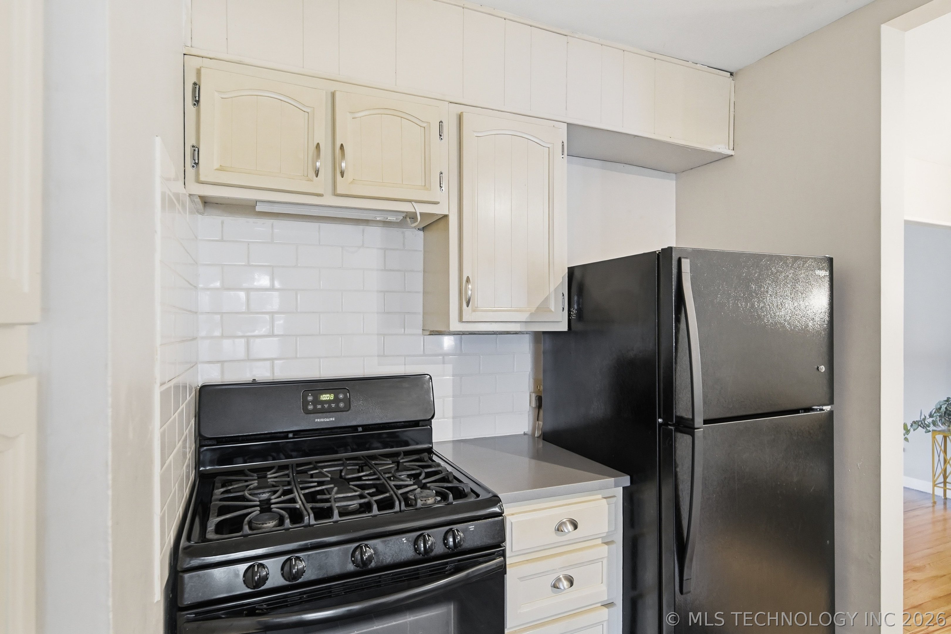 2617 E 2nd Street Property Photo 8