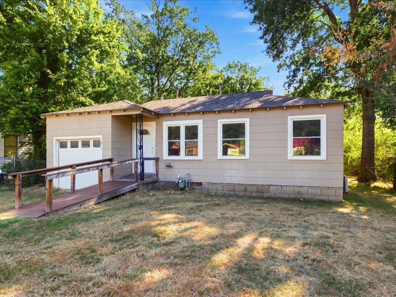 1017 Wesley Avenue Property Photo 2
