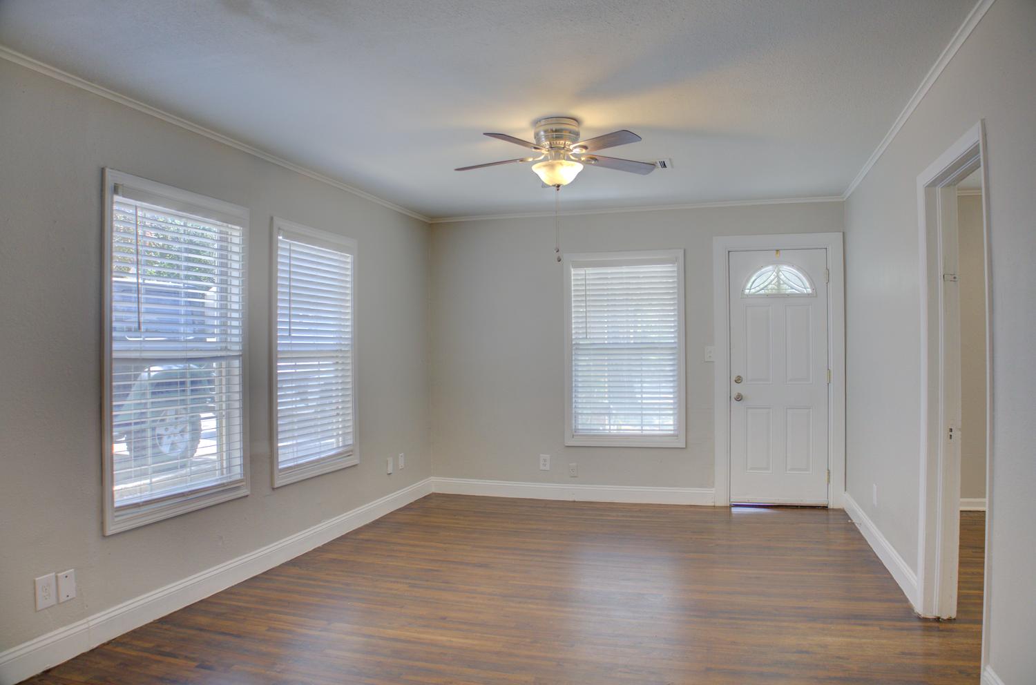 4615 4th Place Property Photo 4