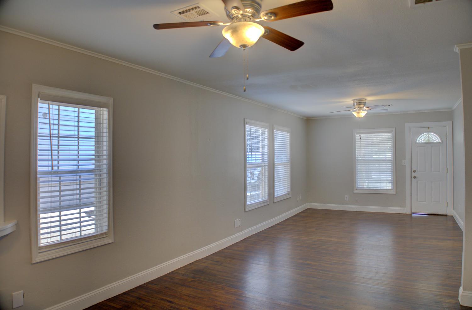 4615 4th Place Property Photo 5