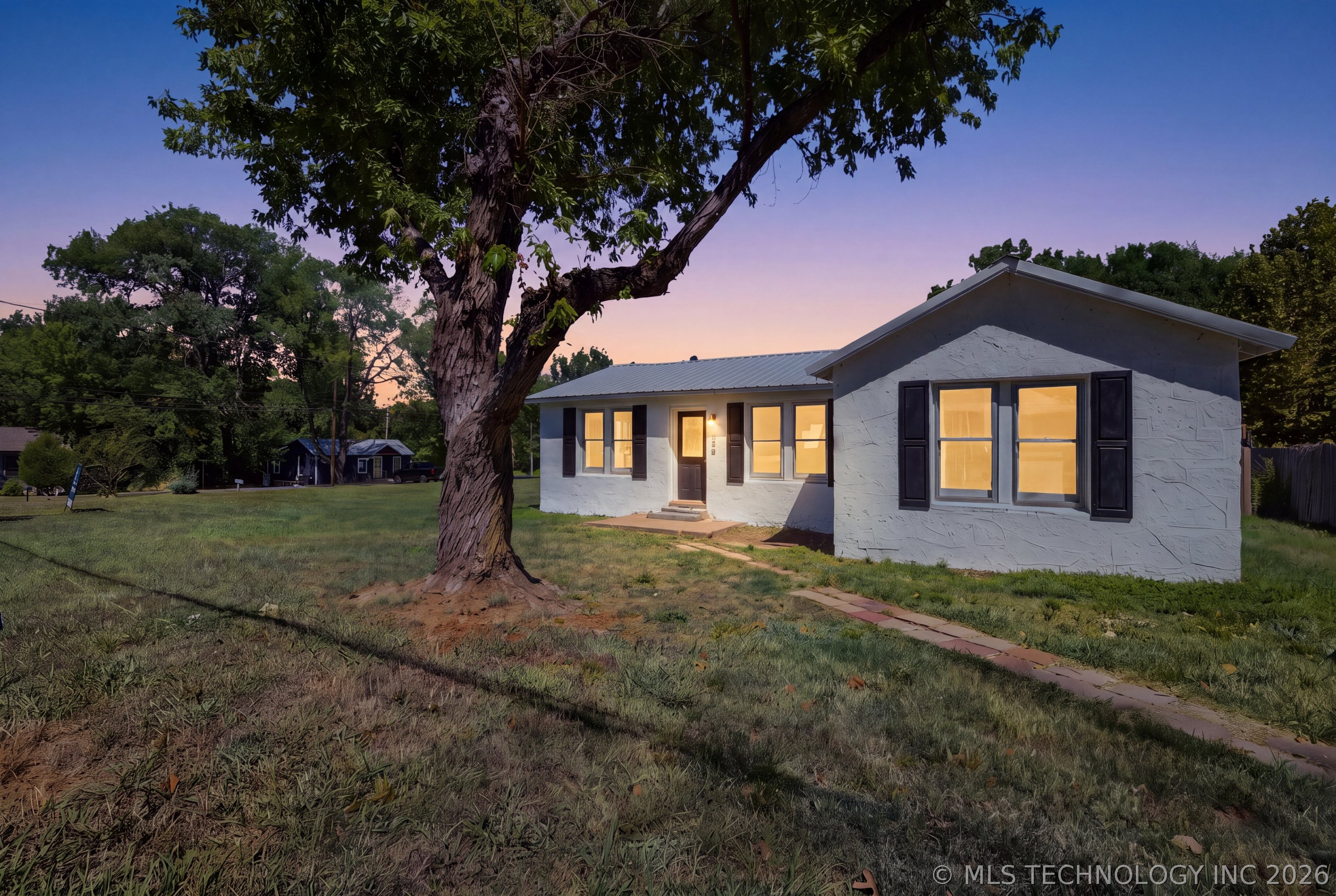 329 W Oak Street Property Photo 1