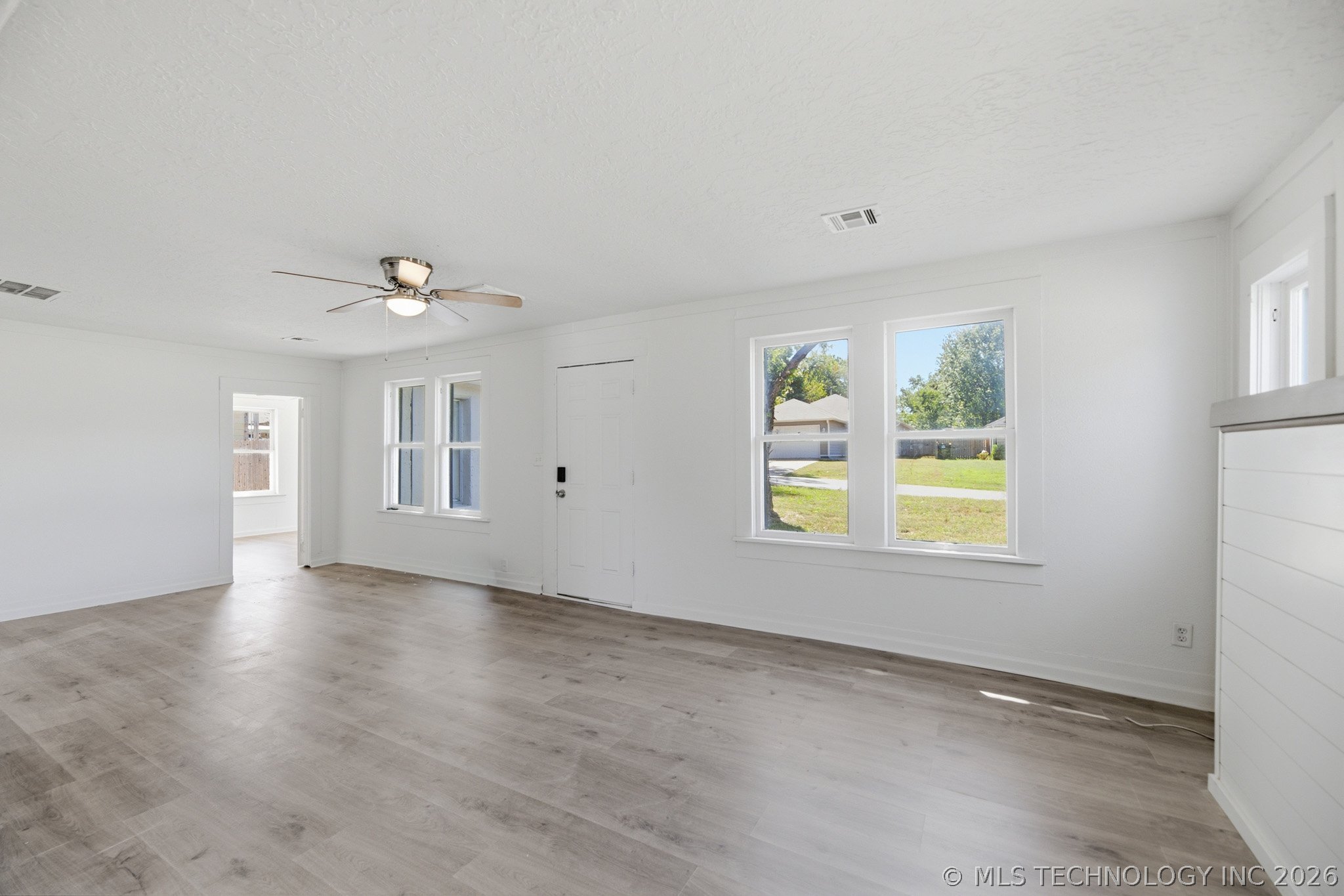 329 W Oak Street Property Photo 5