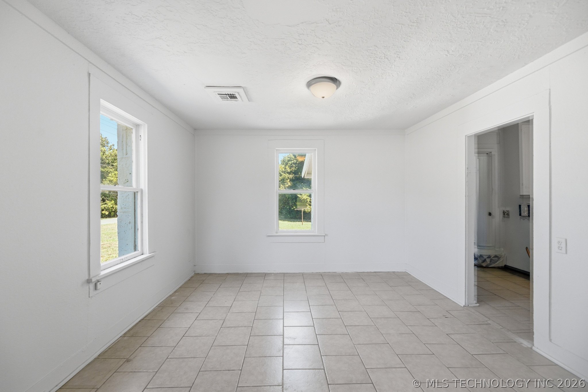 329 W Oak Street Property Photo 6