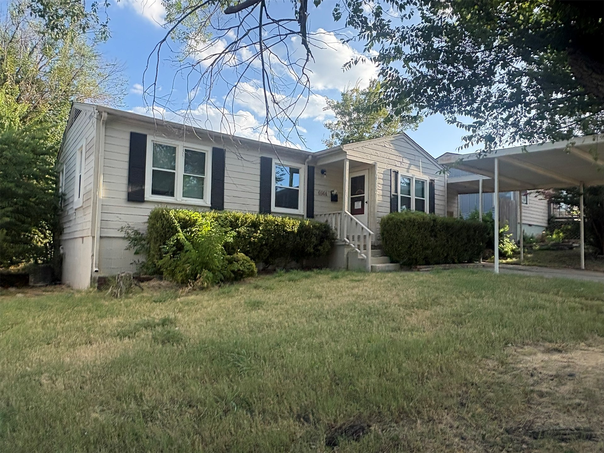 6944 E 7th Street Property Photo 2