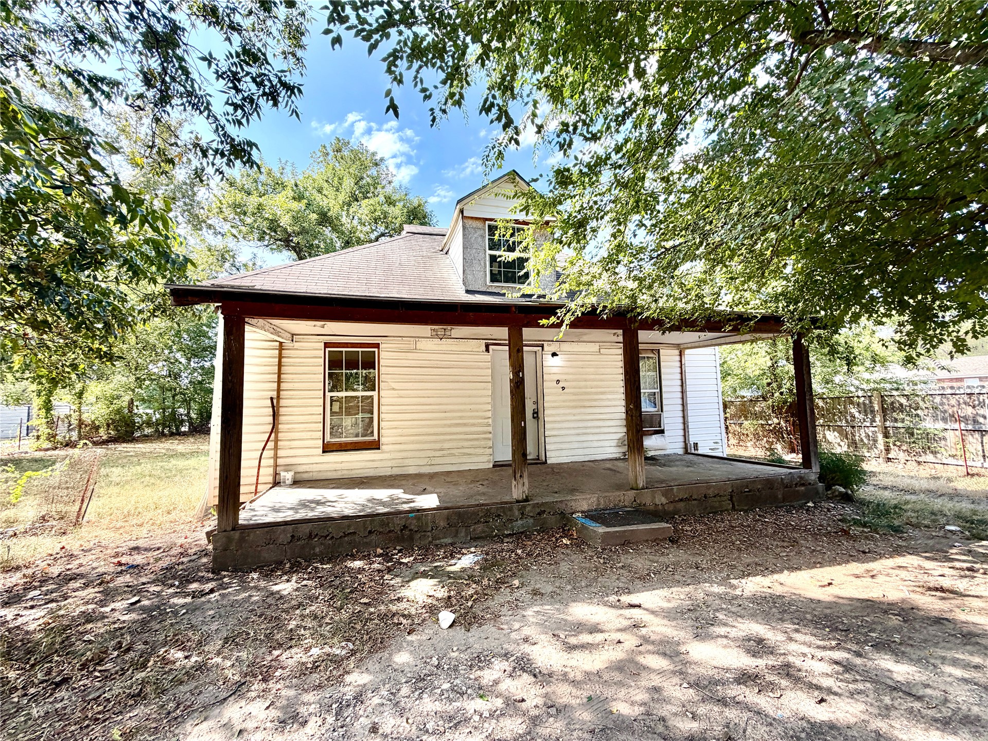 409 W Allen Road Property Photo 1