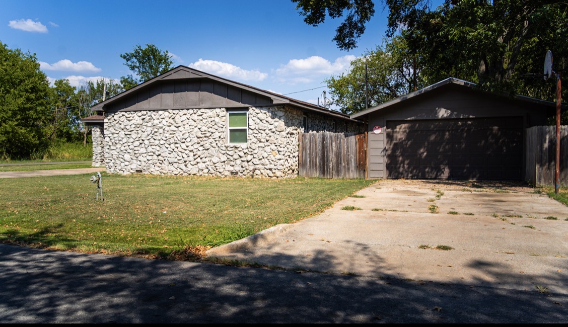 415 Martin Street N Property Photo 6
