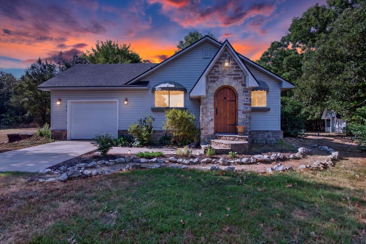 16607 Hwy 83