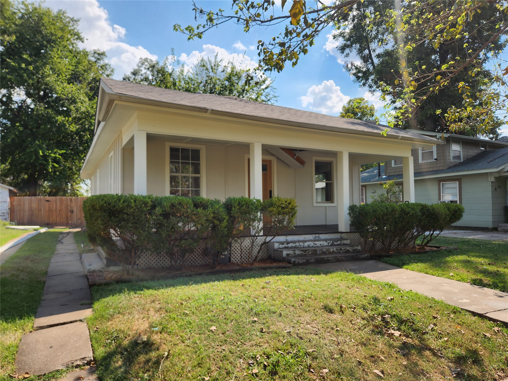 2508 E 8th Street Property Photo 3