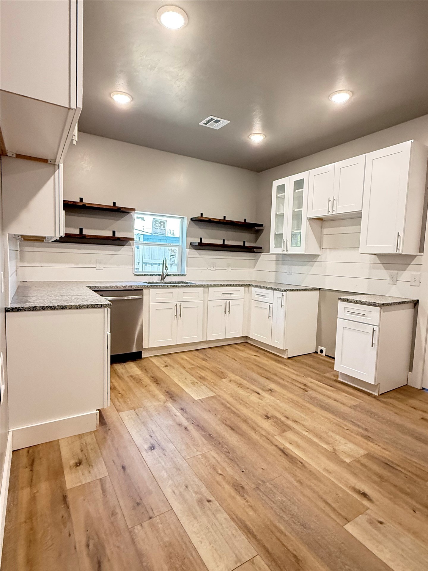 1411 W 1st Street Property Photo 2