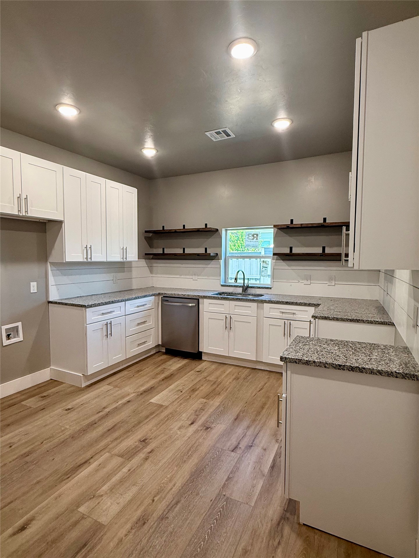 1411 W 1st Street Property Photo 3