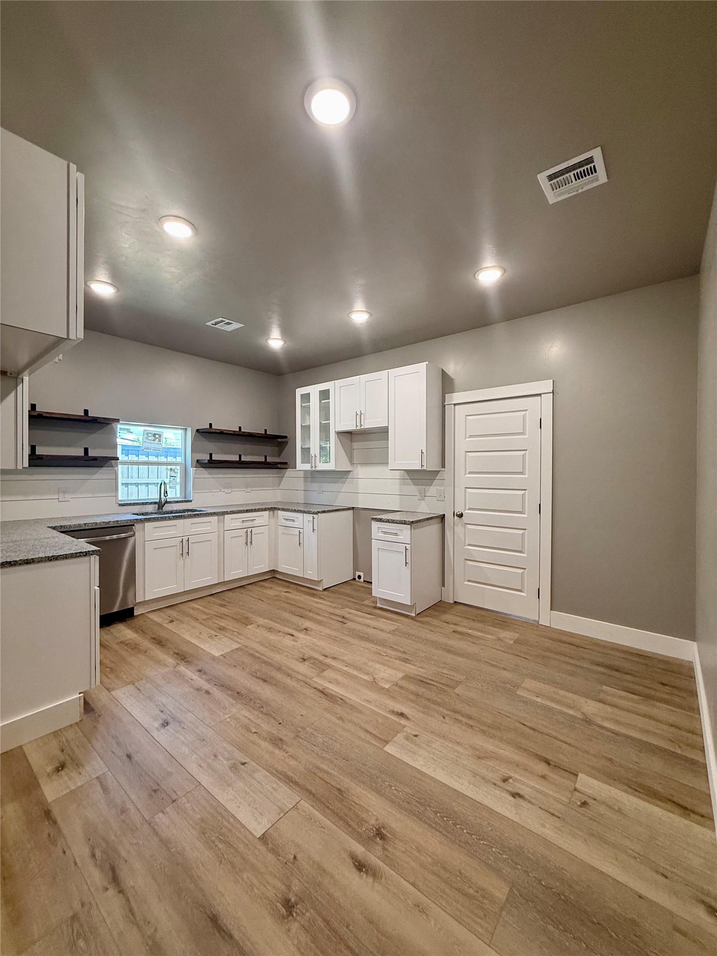 1411 W 1st Street Property Photo 5