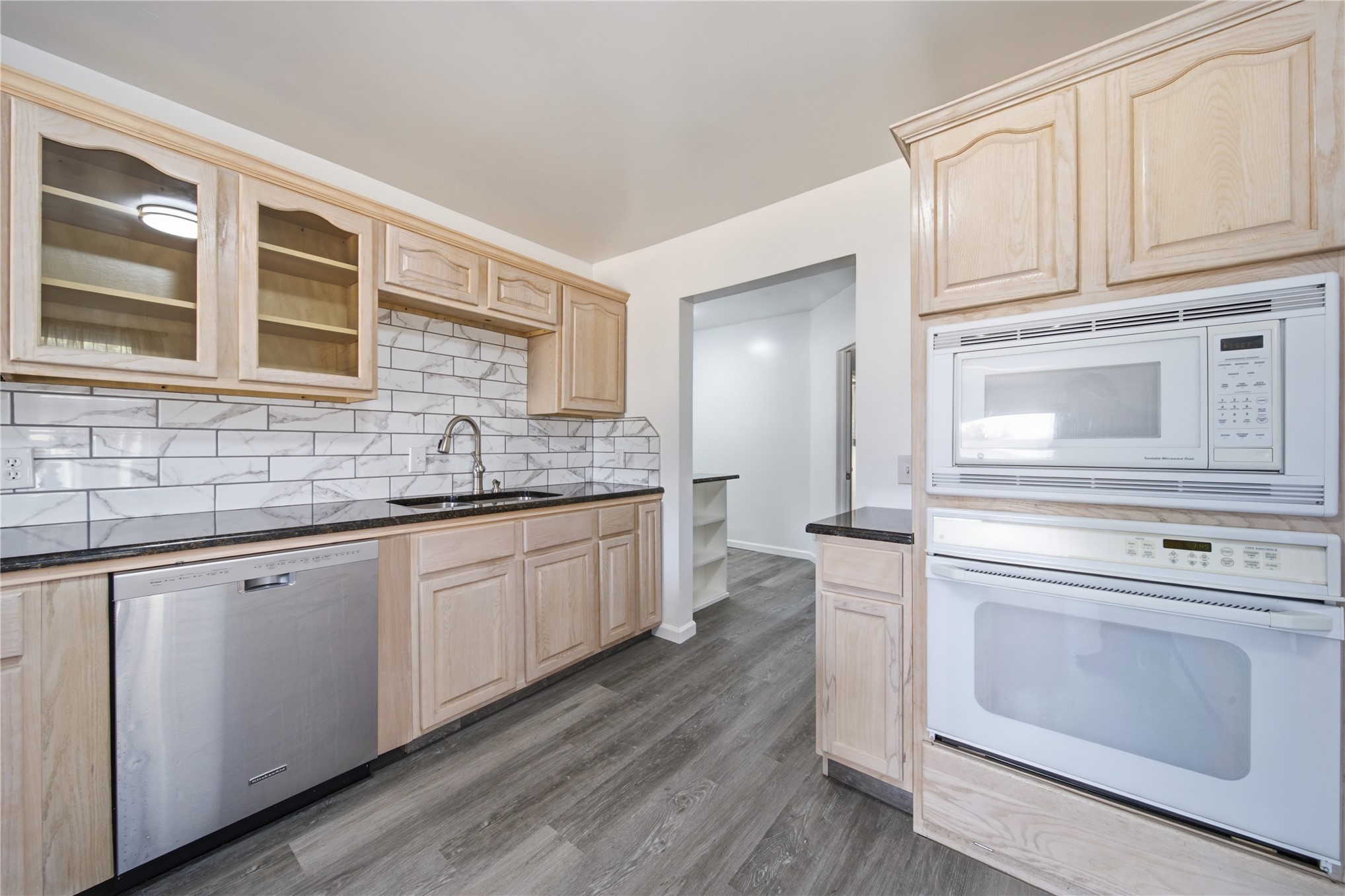 1214 N New Haven Avenue Property Photo 11