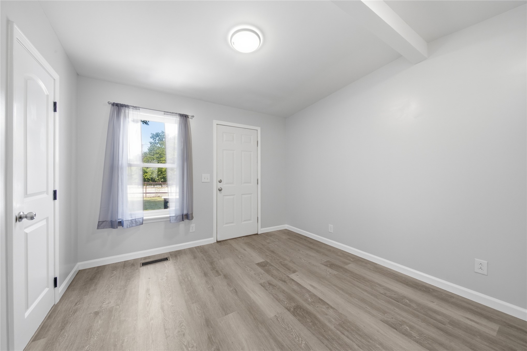 1214 N New Haven Avenue Property Photo 14