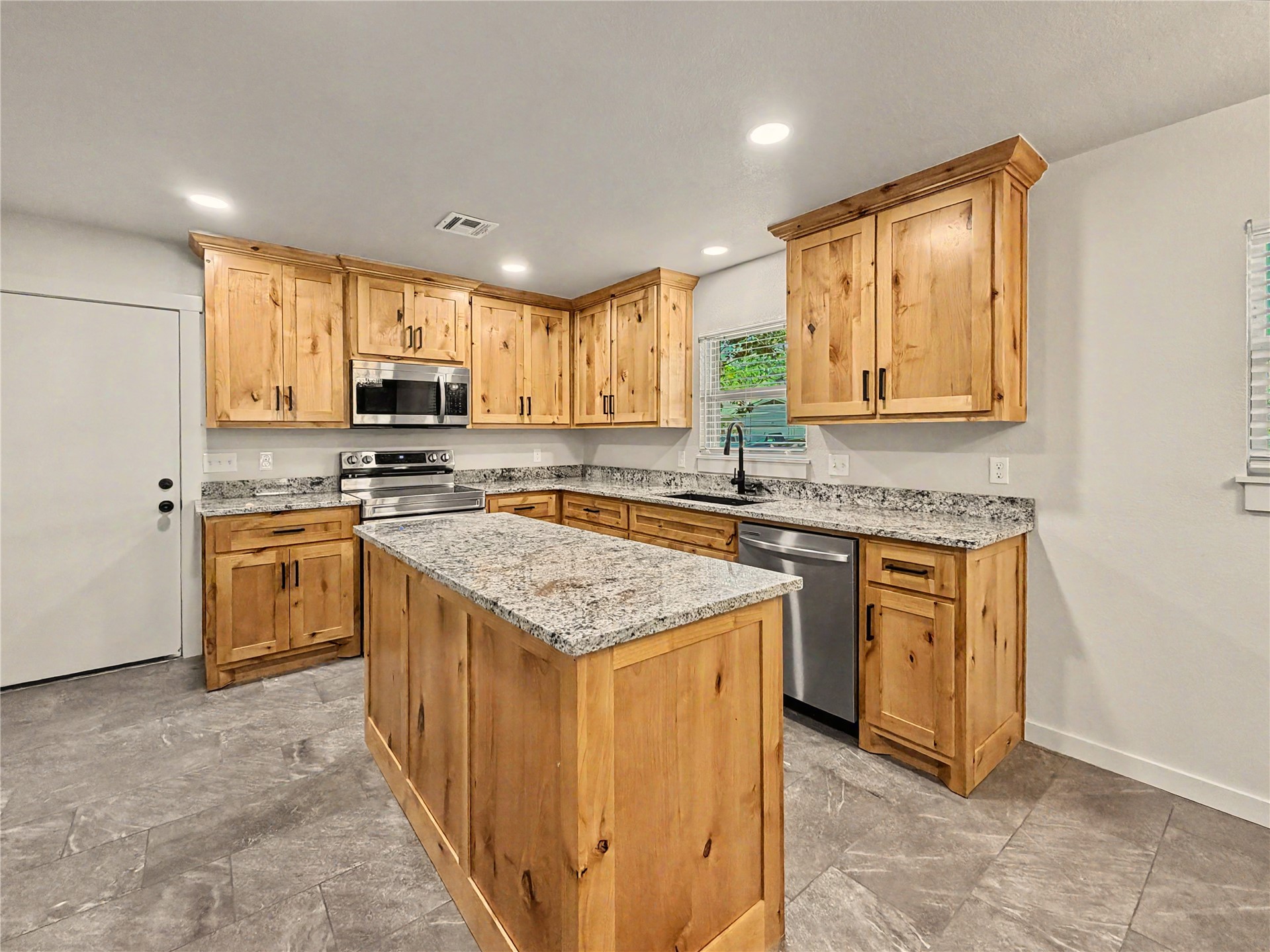 905 Lamer Avenue Property Photo 17