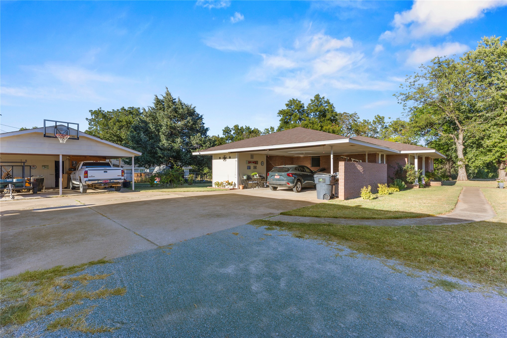 506 E Schmid Property Photo 4