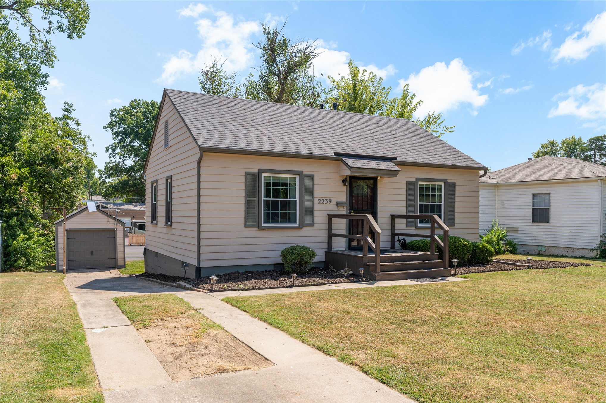 2239 S Oswego Avenue Property Photo 41
