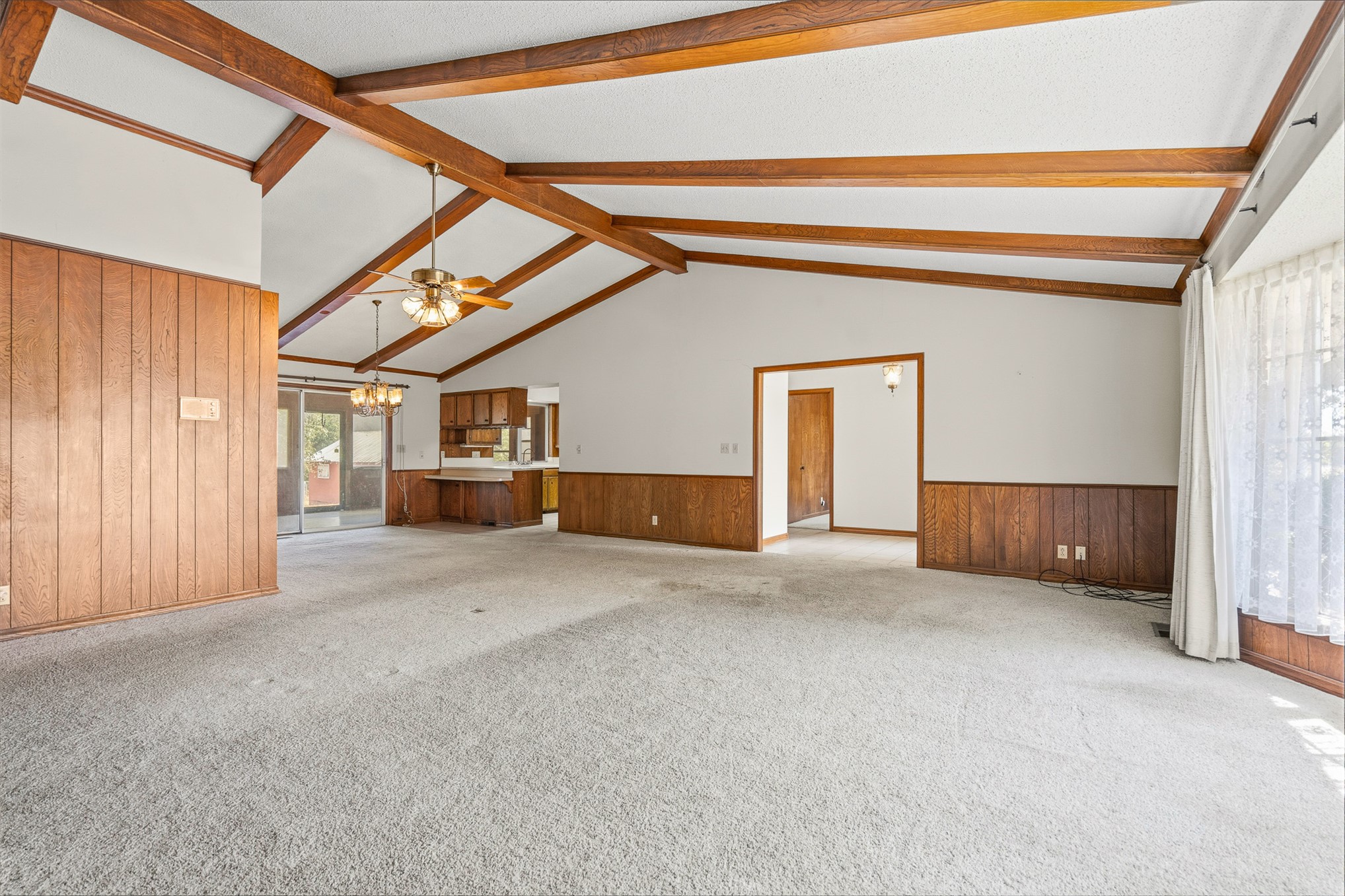 2011 W 1st Street Property Photo 6