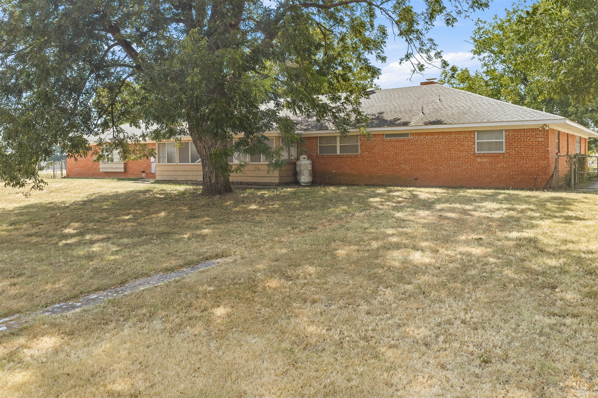 2011 W 1st Street Property Photo 42