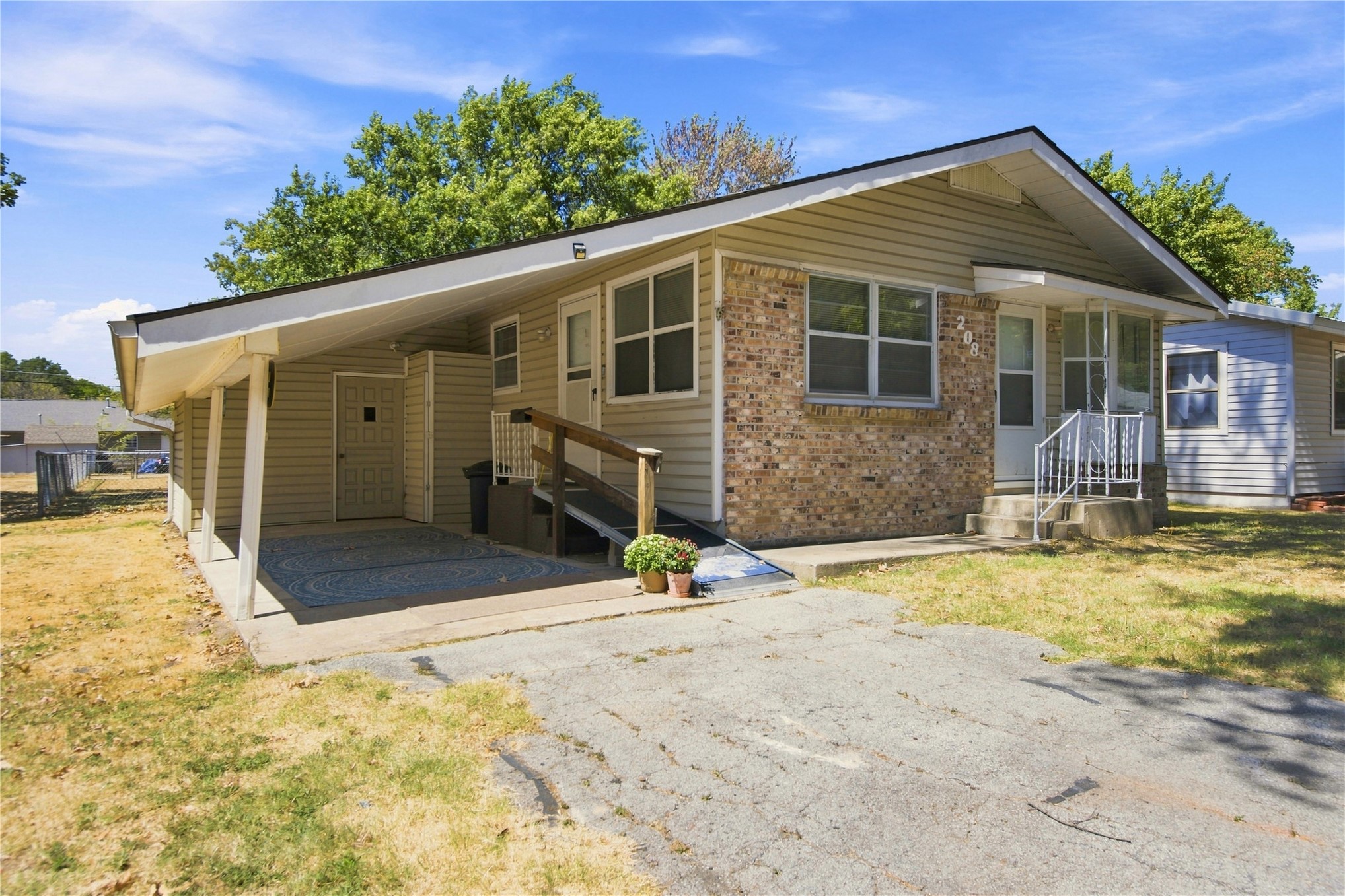 208 S Ora Street Property Photo 1