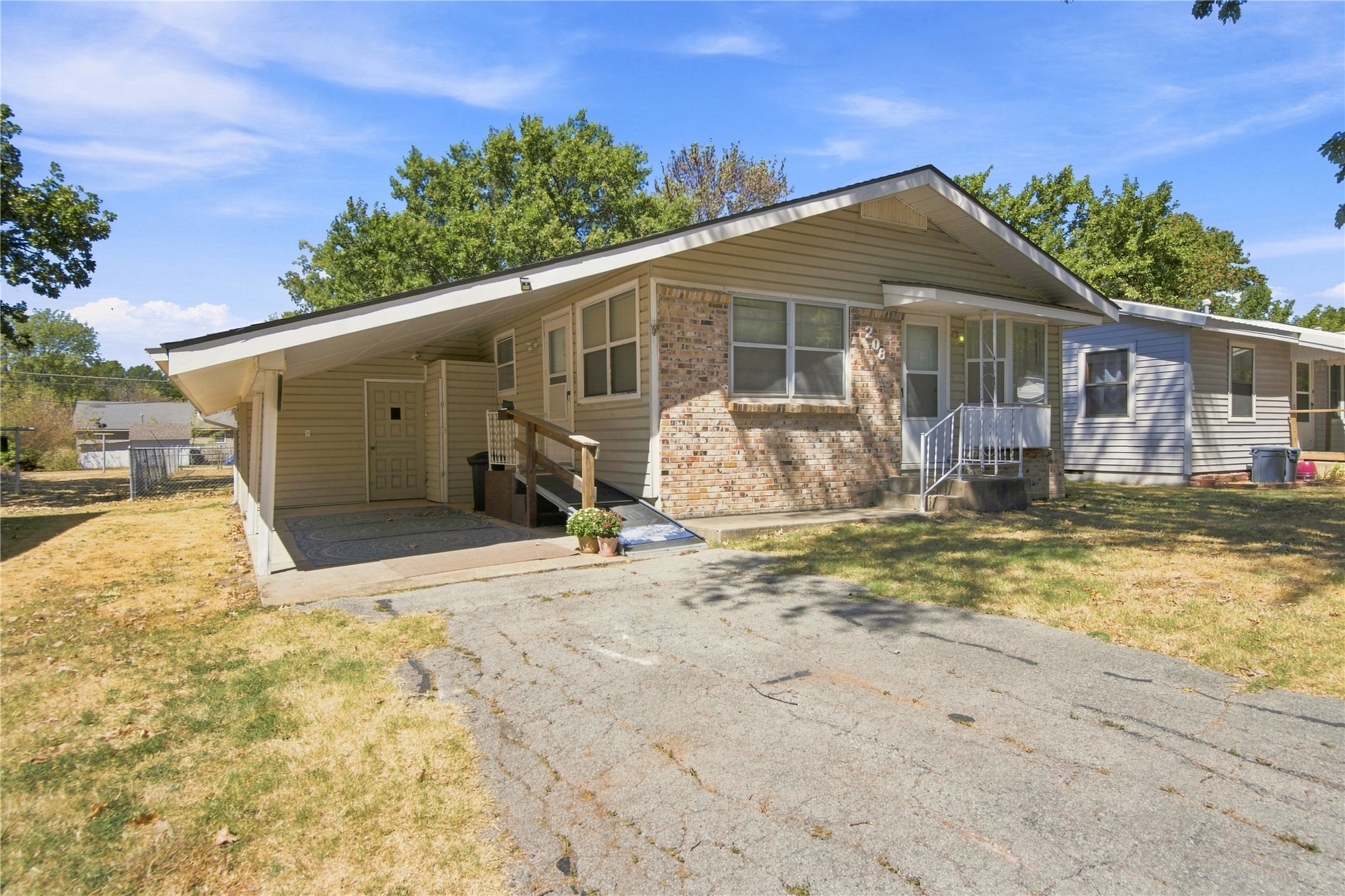 208 S Ora Street Property Photo 3
