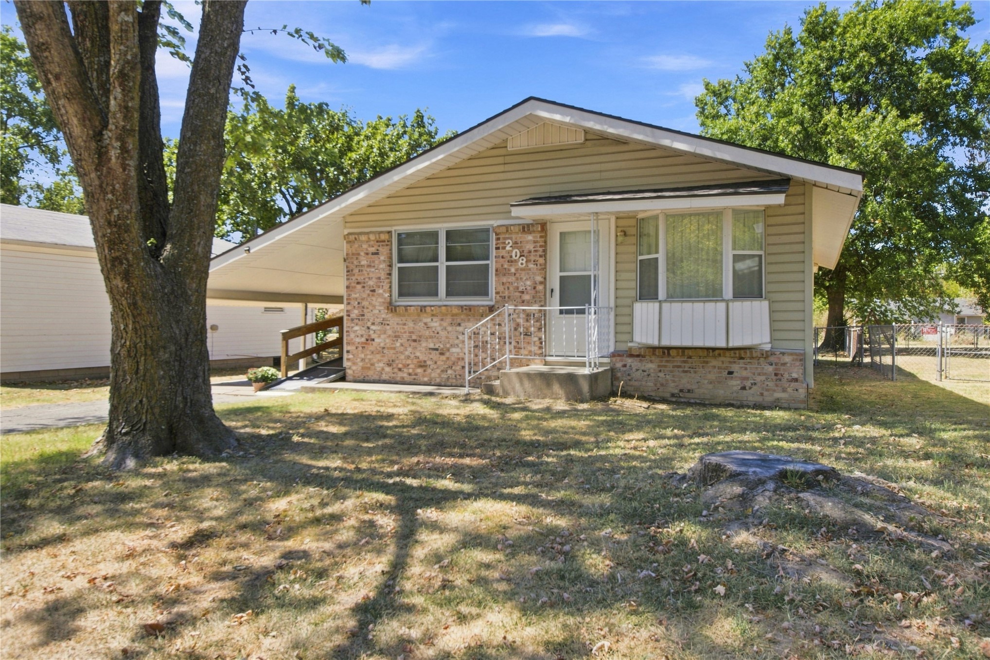 208 S Ora Street Property Photo 4