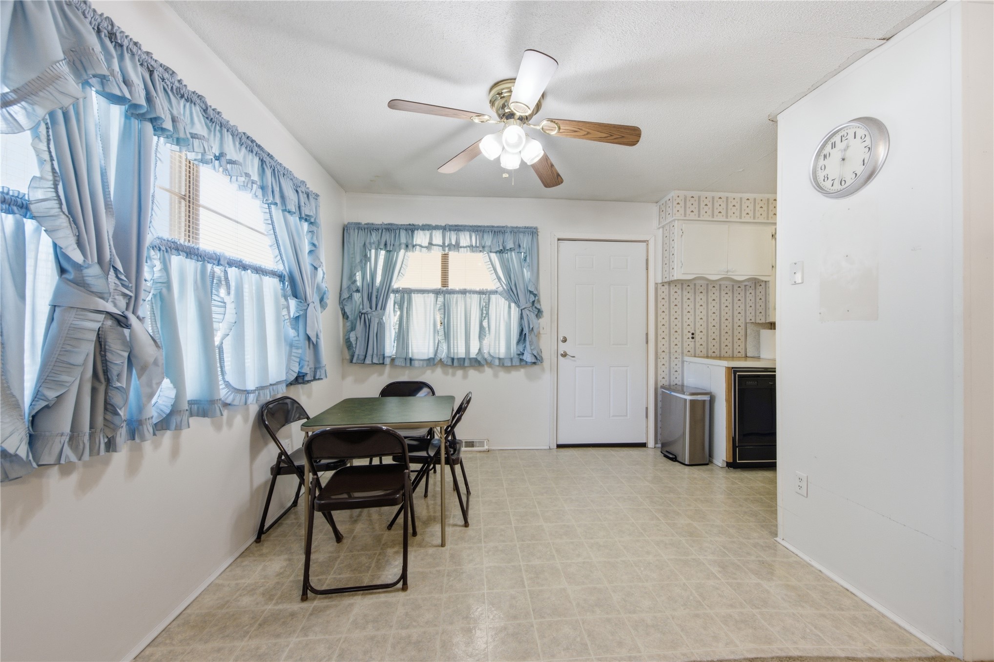 208 S Ora Street Property Photo 8