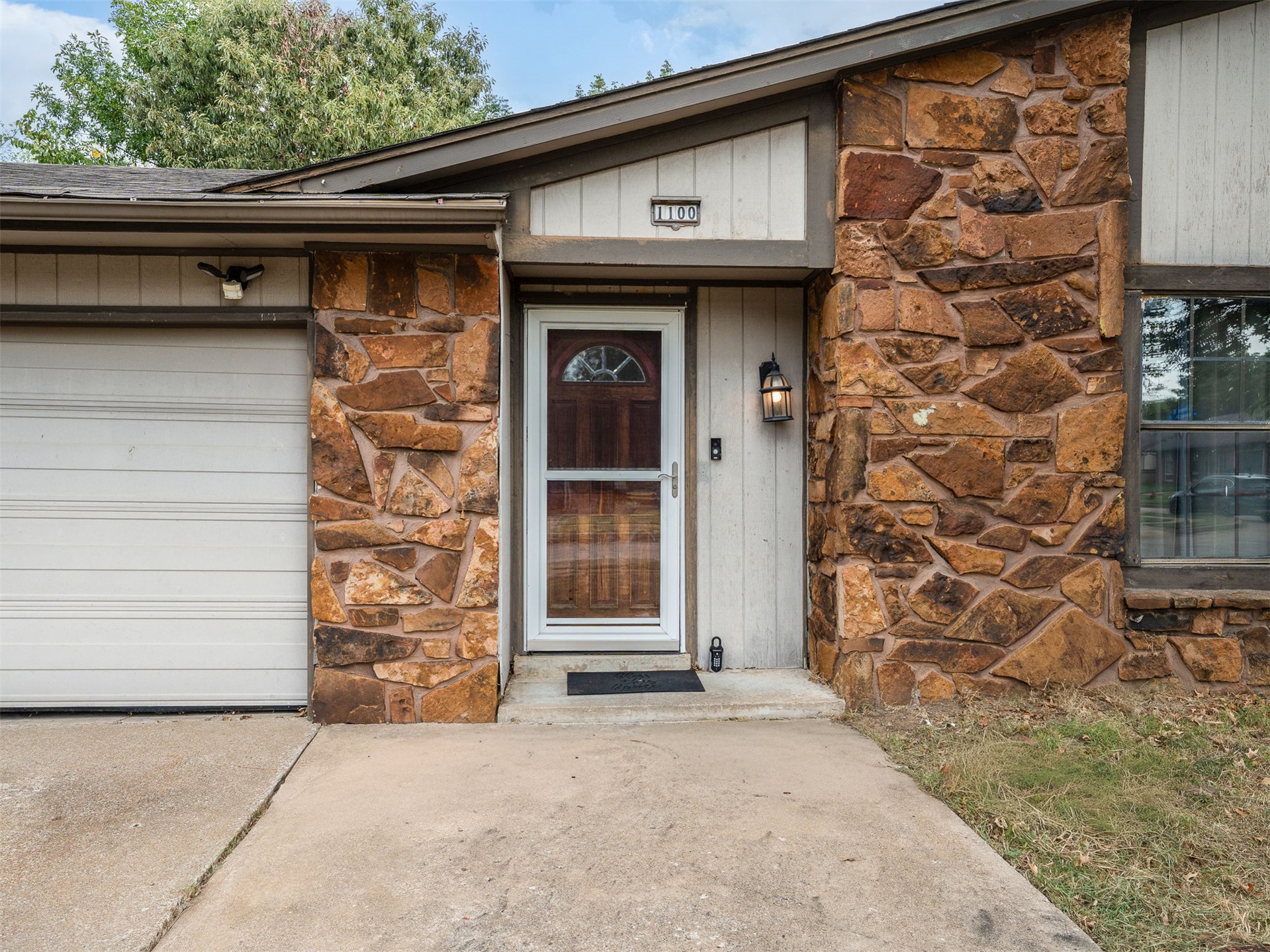 1100 W Knoxville Street Property Photo 2