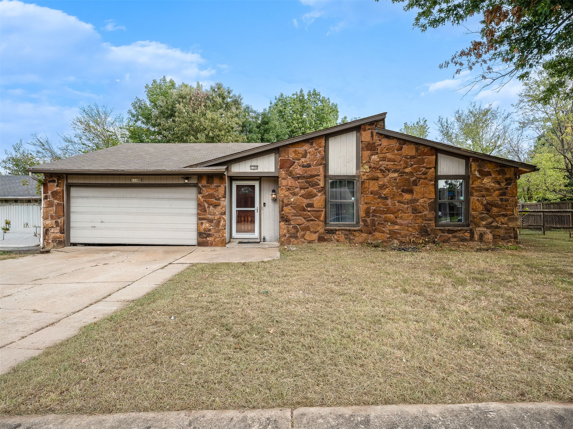 1100 W Knoxville Street Property Photo 3