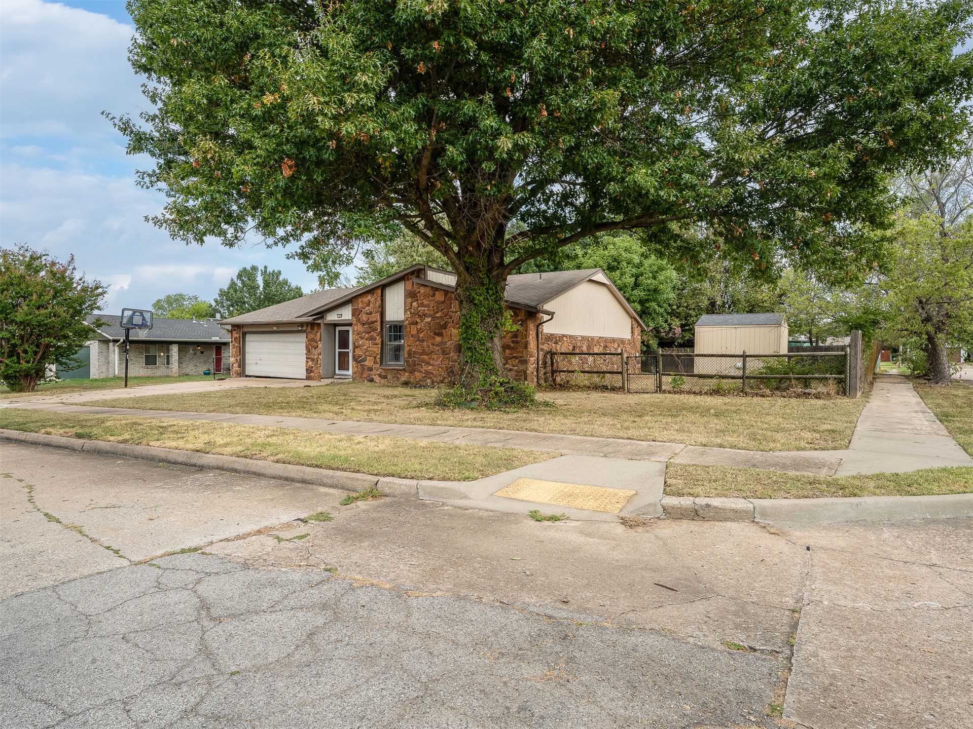 1100 W Knoxville Street Property Photo 4