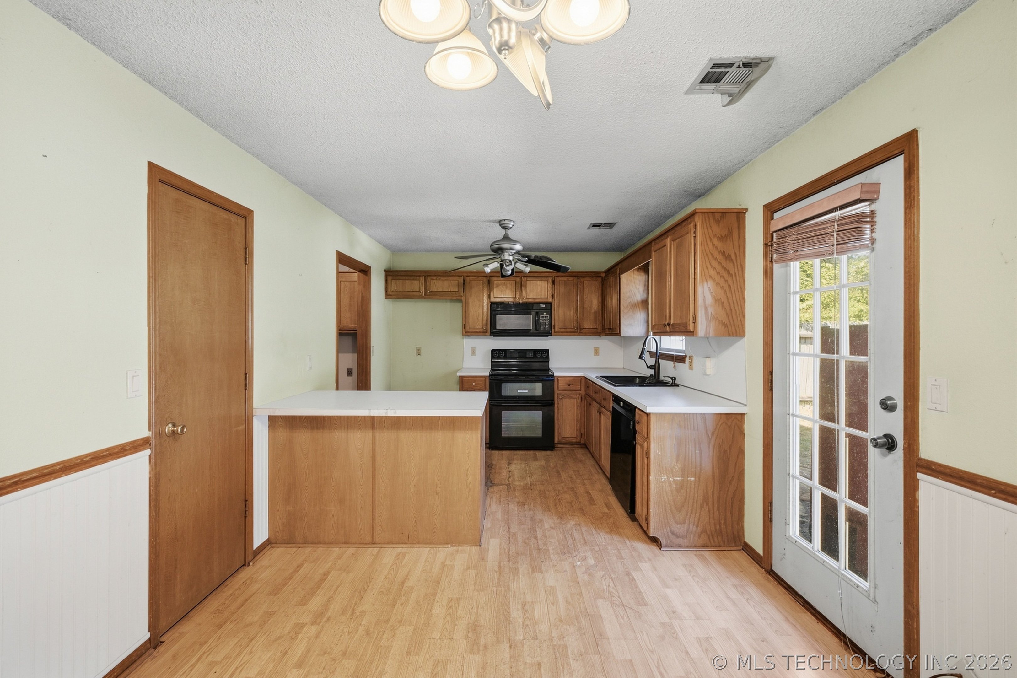 2929 S Main Street Property Photo 9