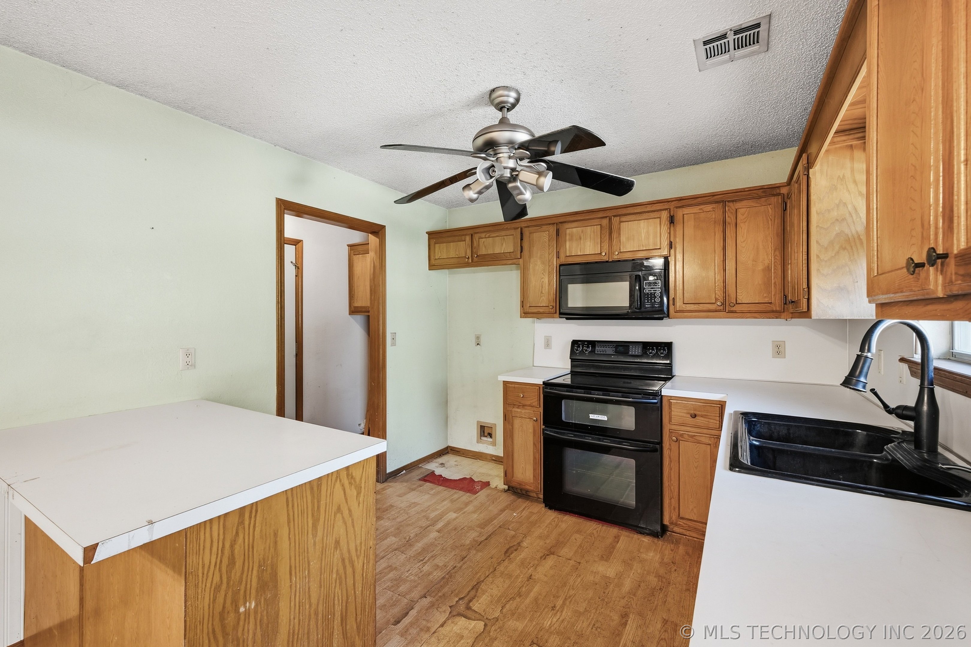 2929 S Main Street Property Photo 10
