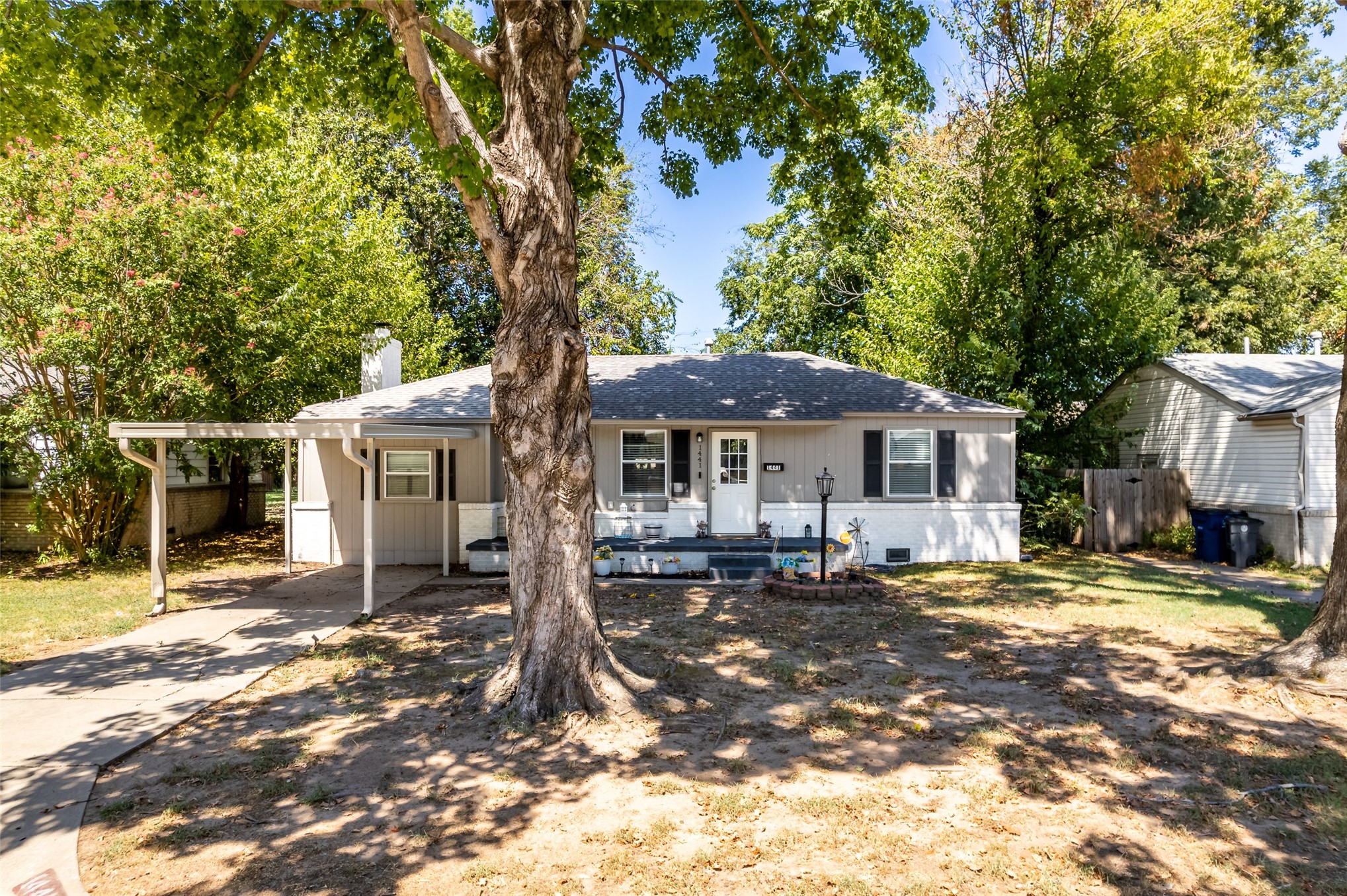 1441 E 52nd Street Property Photo 1
