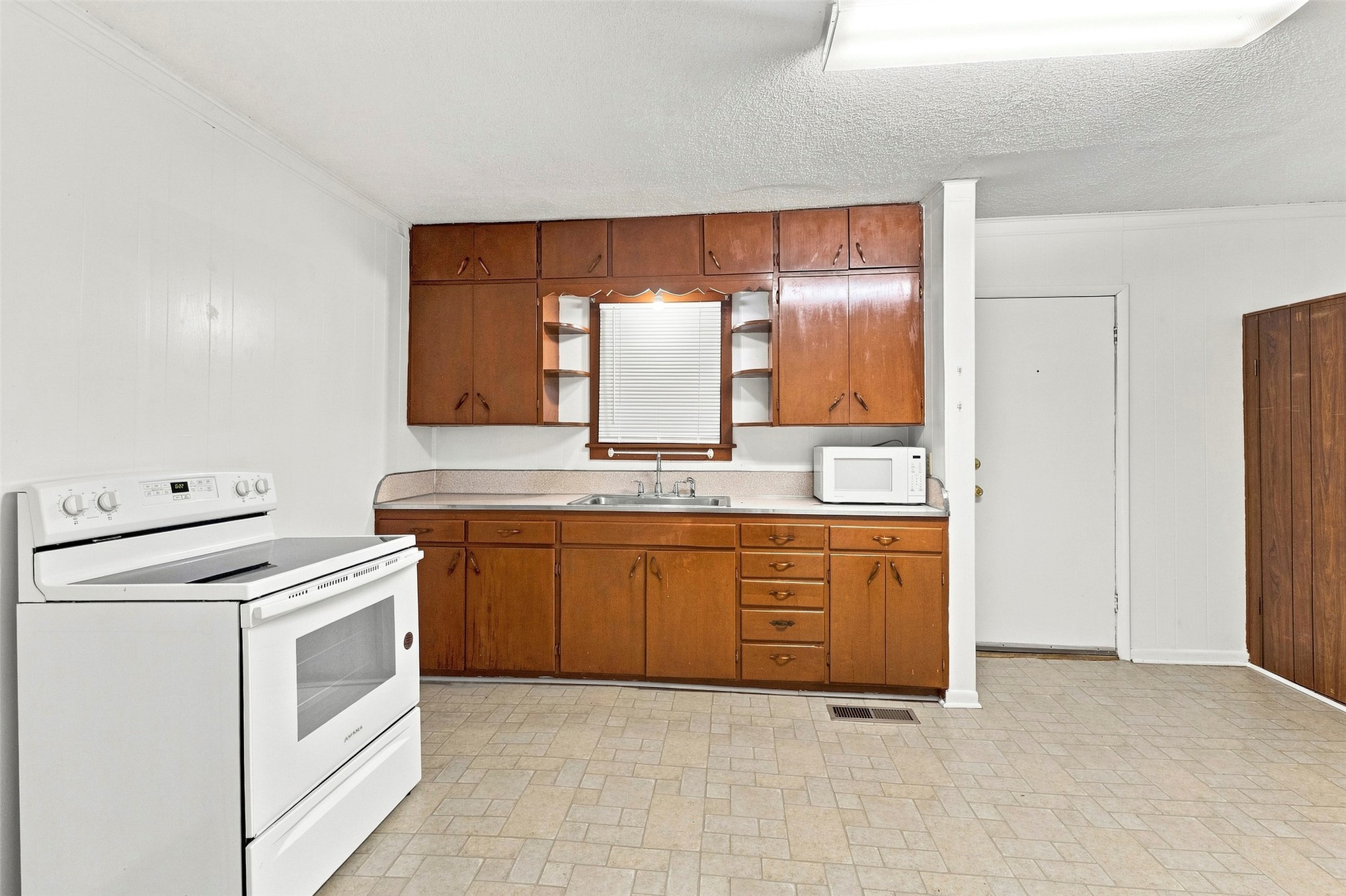 205 Broadway Street Property Photo 8