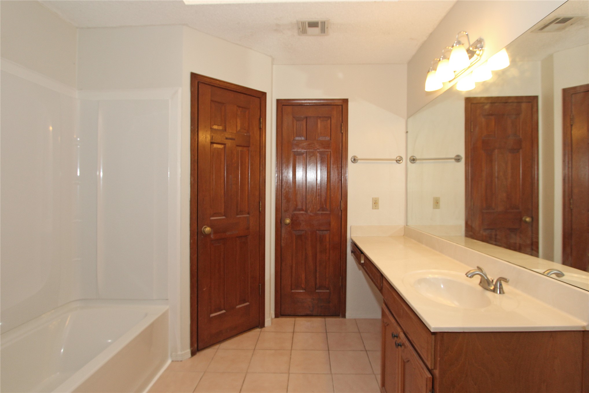 9226 E 95th Street Property Photo 8