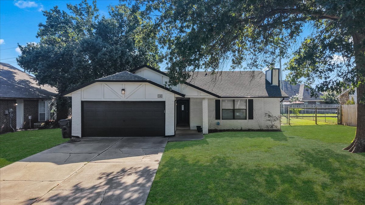 11435 S Douglas Avenue Property Photo 2