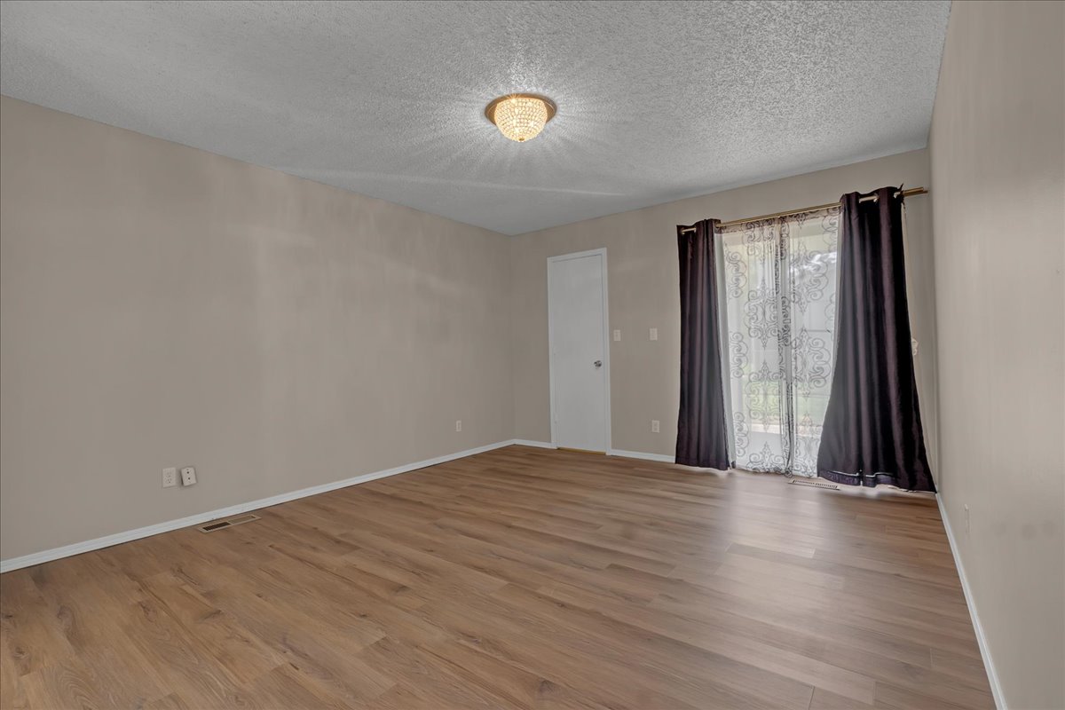 11435 S Douglas Avenue Property Photo 21