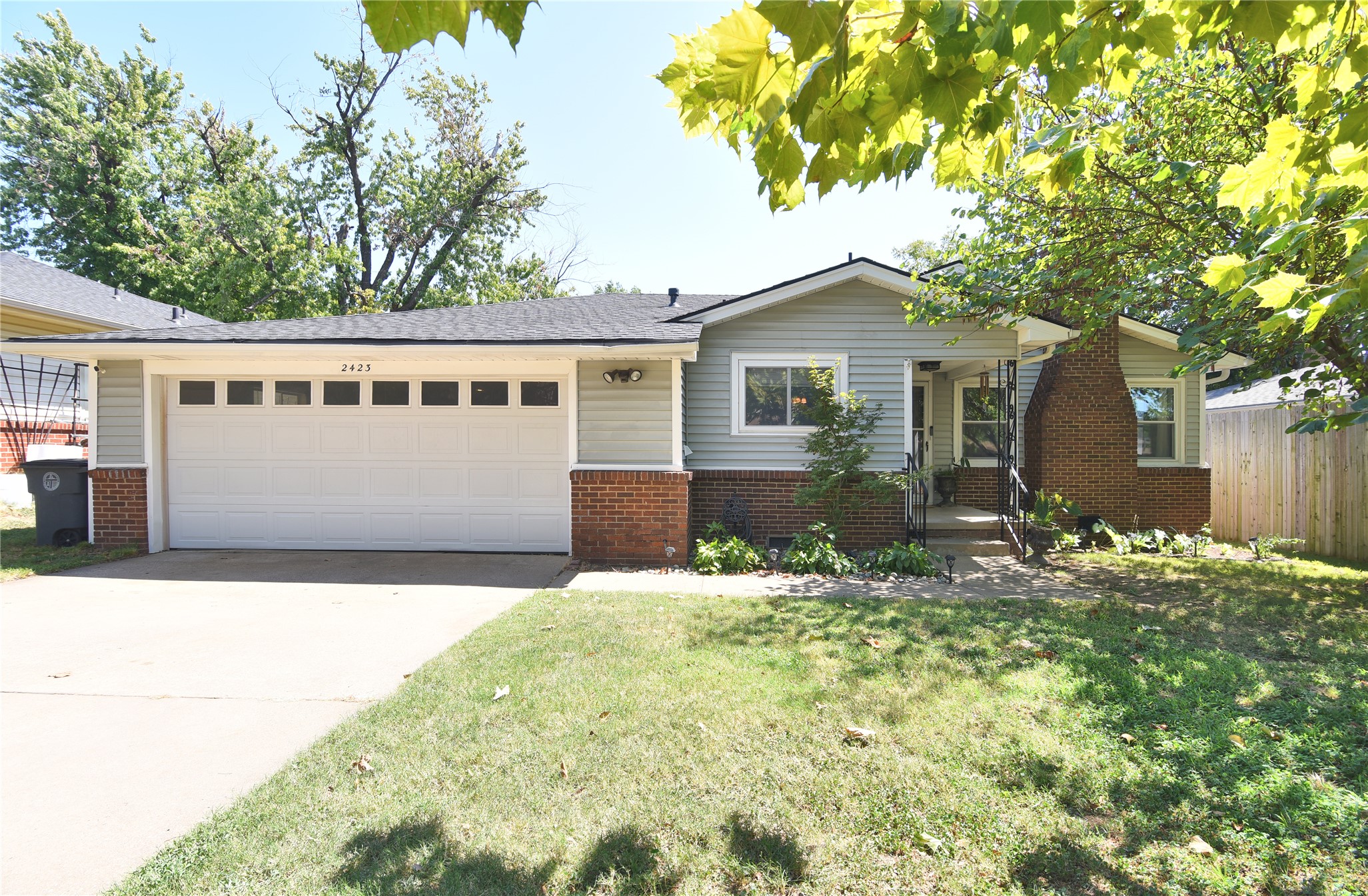 2423 S Knoxville Avenue Property Photo 3