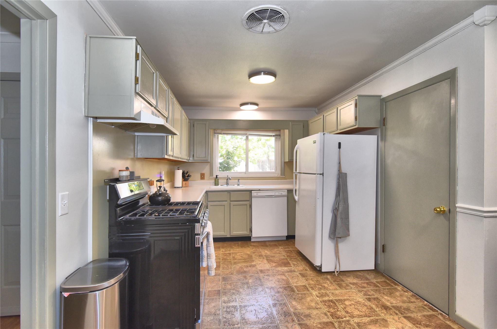 2423 S Knoxville Avenue Property Photo 4