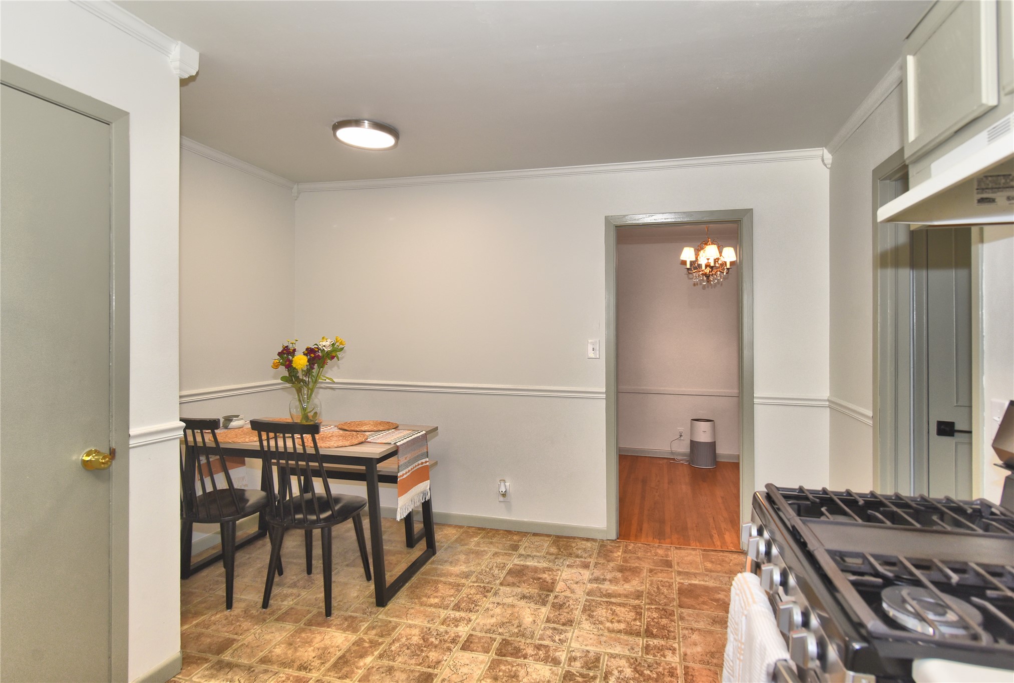 2423 S Knoxville Avenue Property Photo 7