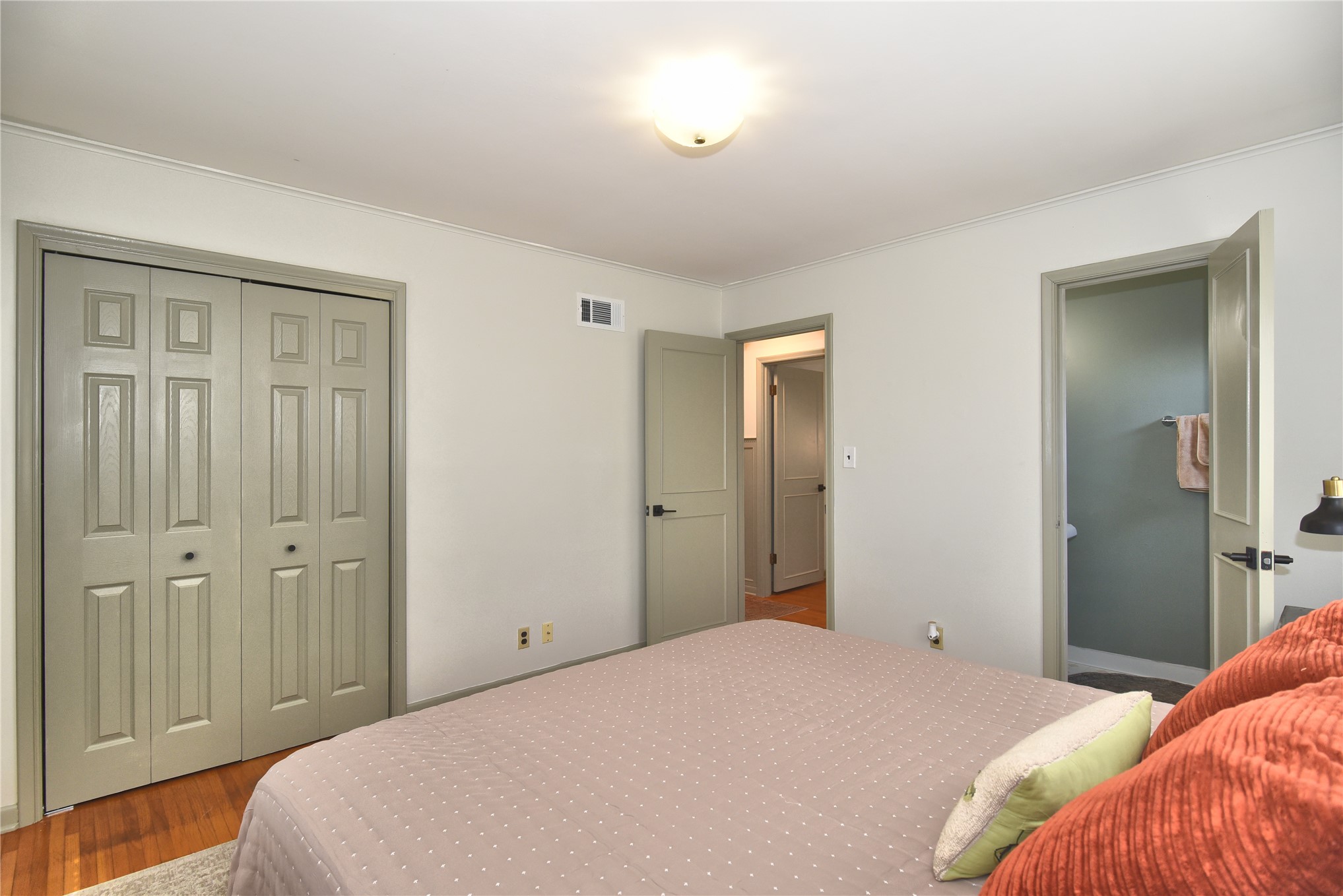 2423 S Knoxville Avenue Property Photo 17
