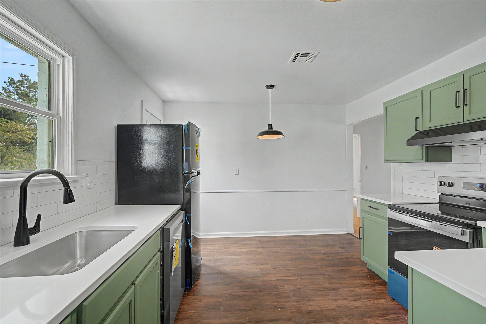 925 S Richmond Avenue Property Photo 6