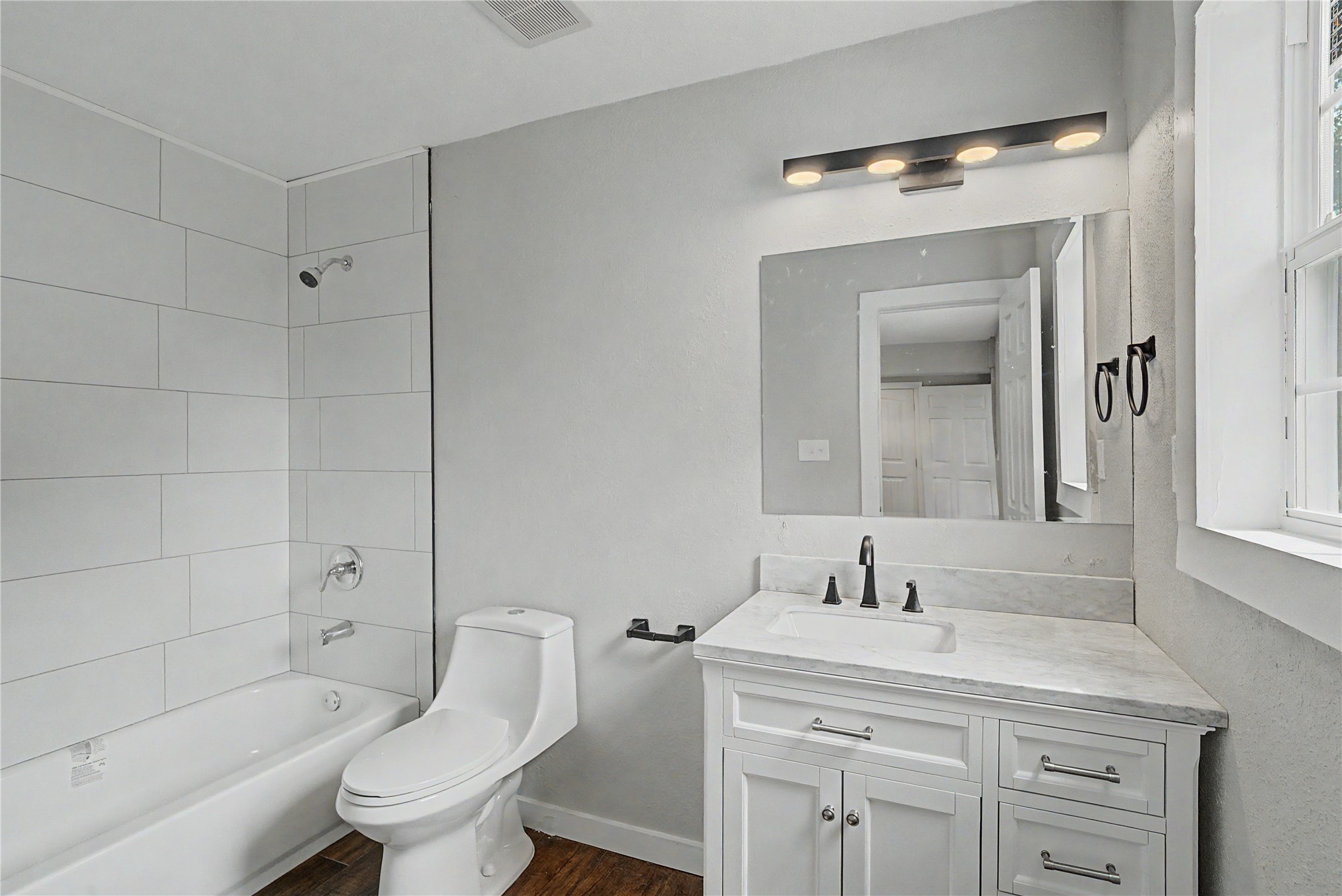 925 S Richmond Avenue Property Photo 14