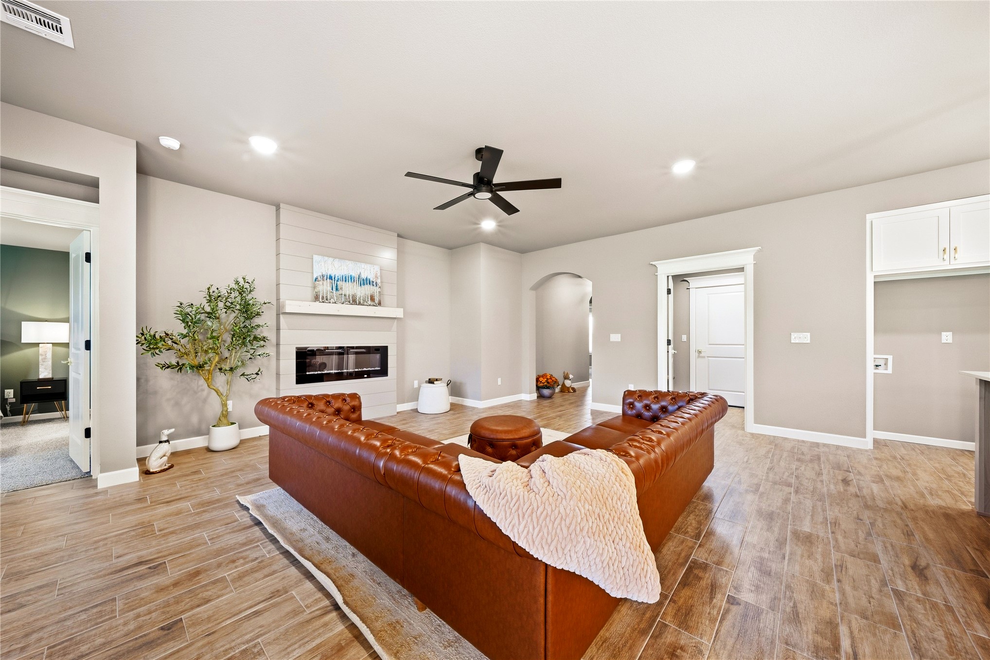 209 W Broadway Street Property Photo 9