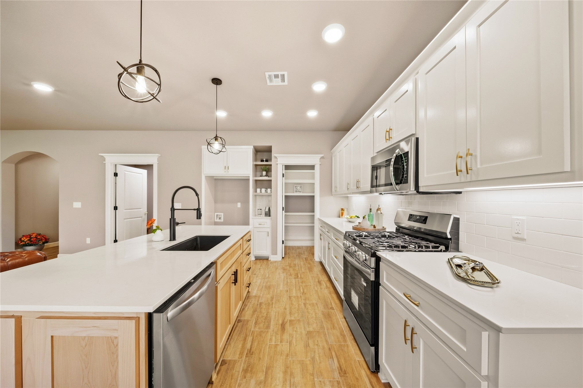 209 W Broadway Street Property Photo 15