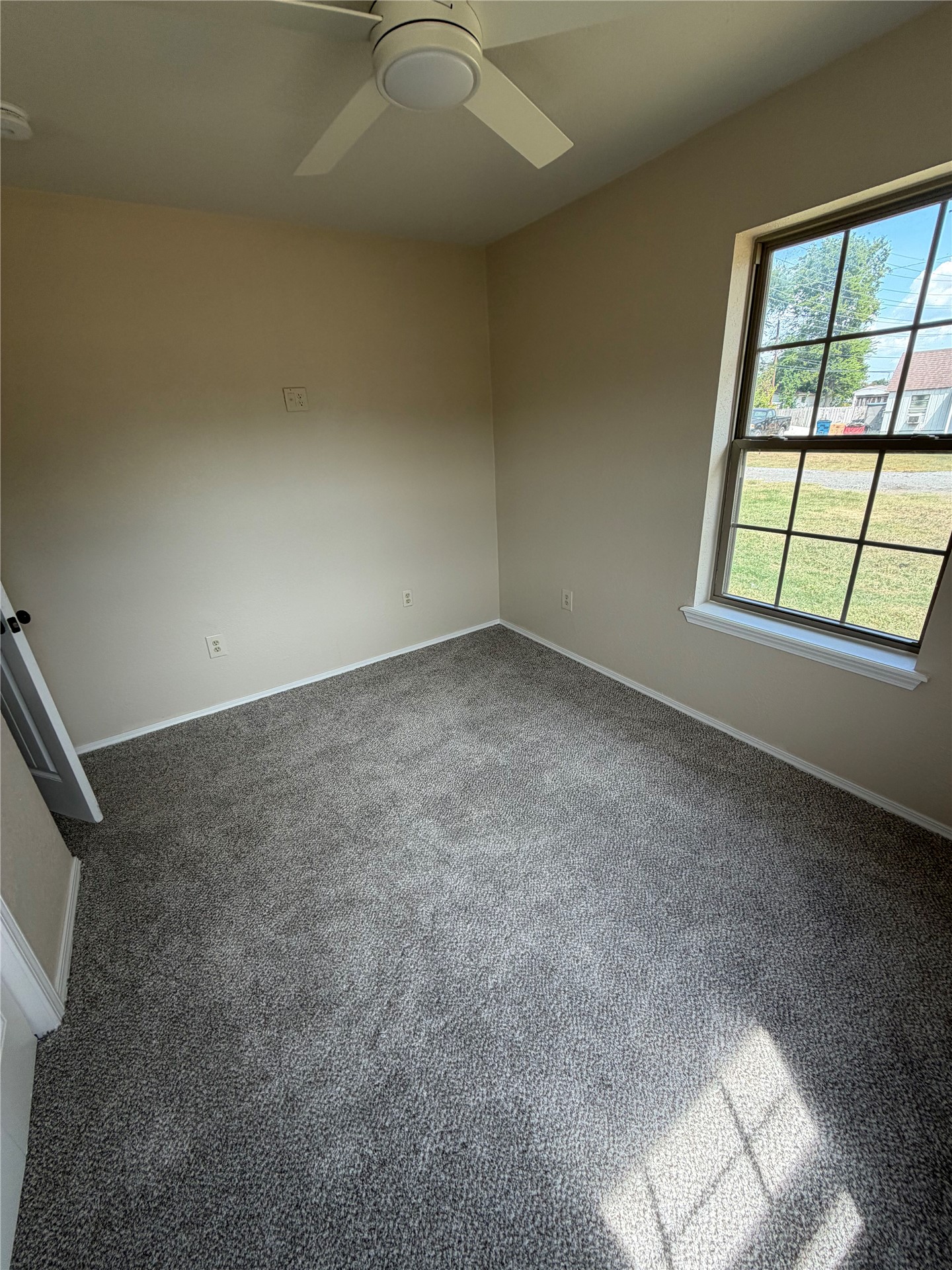2001 5th Property Photo 3