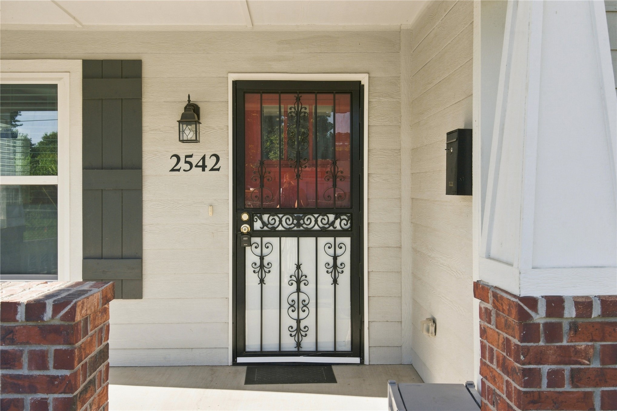 2542 E Archer Street Property Photo 4