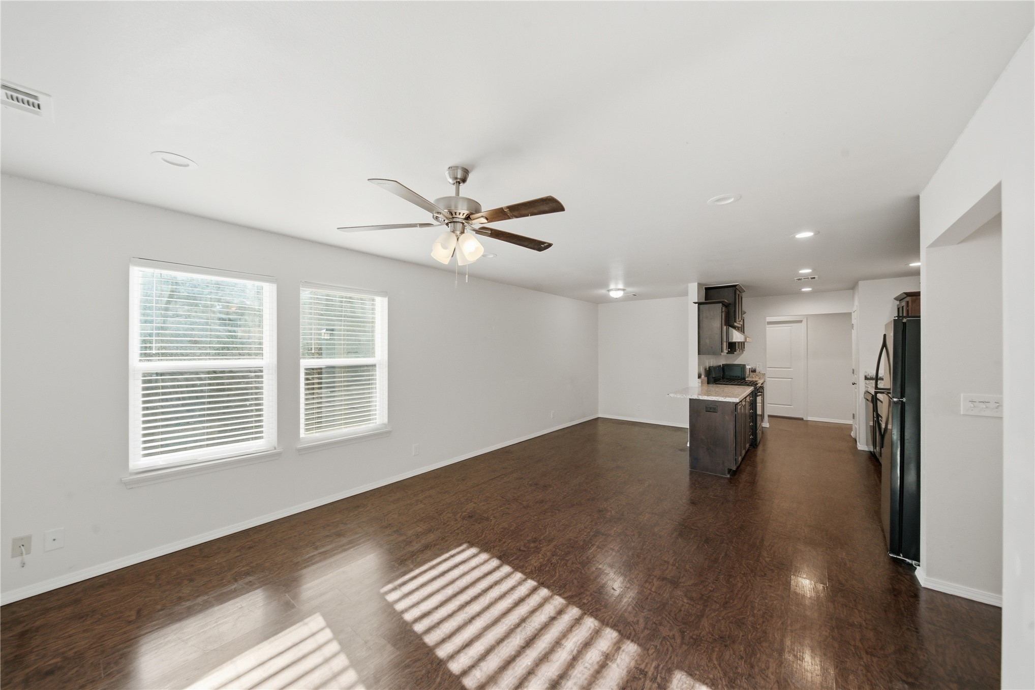 2542 E Archer Street Property Photo 6