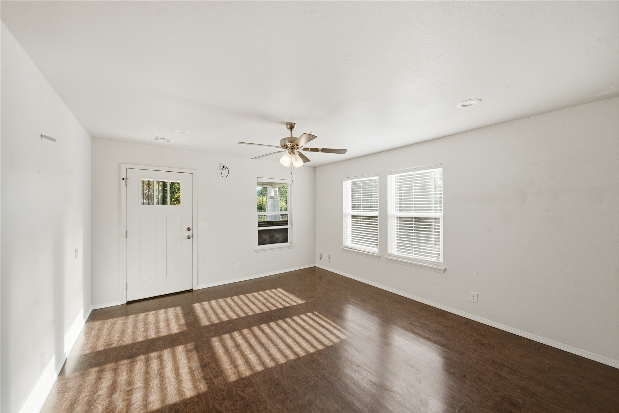 2542 E Archer Street Property Photo 9