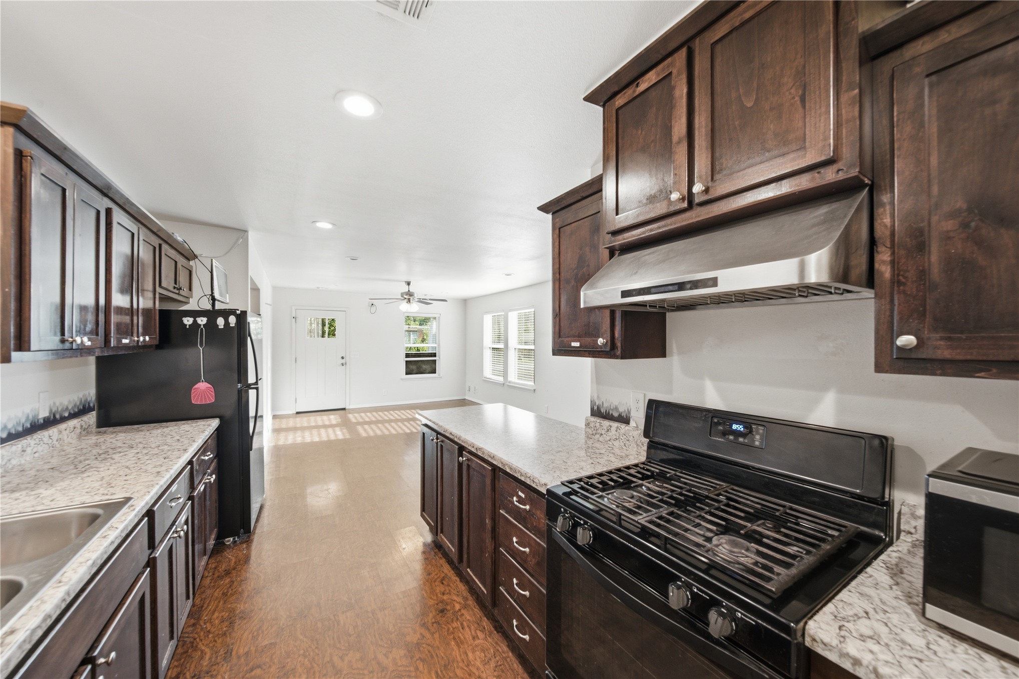 2542 E Archer Street Property Photo 17
